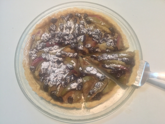 Apple and raisins pie